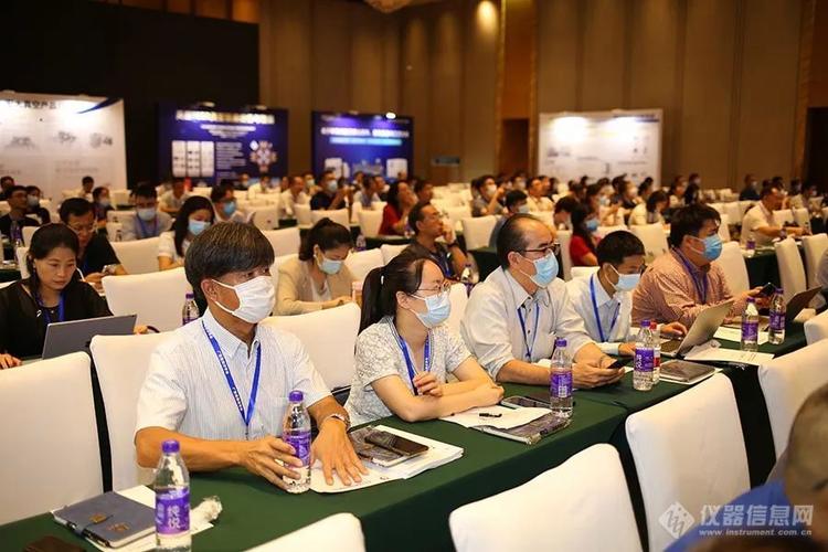 各大知名行业专家做会议主题报告交流真空技术在电子信息,半导体器件